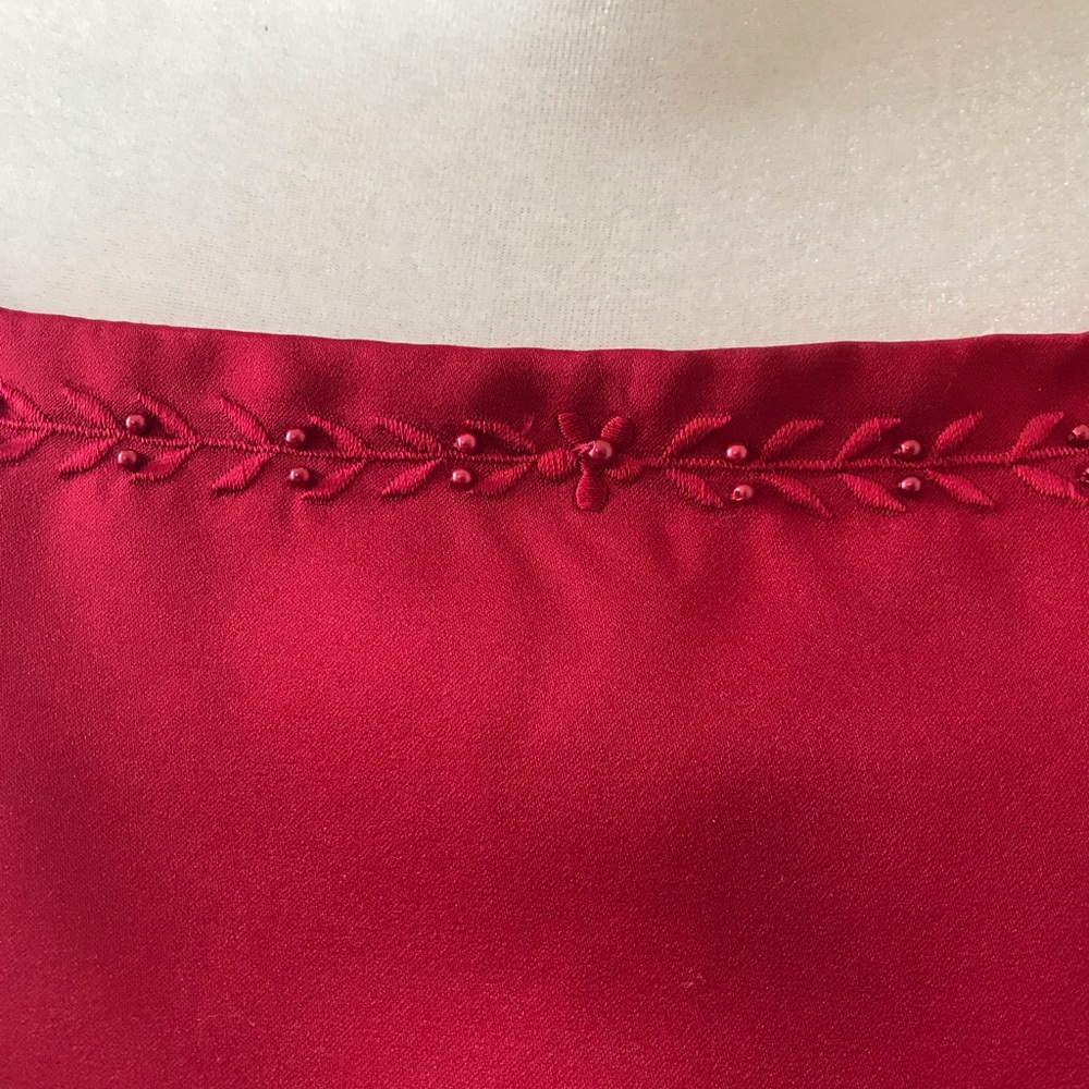 Gown - Picture 3 of 4